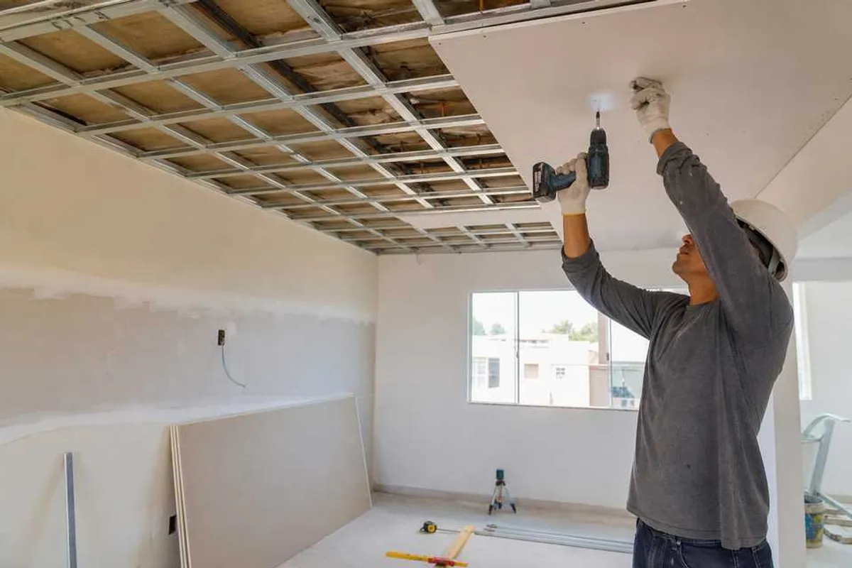 Gesseiro instalando forro de gesso em ambiente residencial em Jurema
